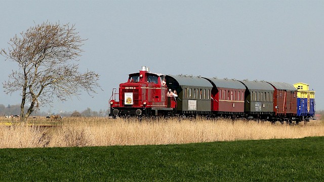 Der historische Zug kurz vor Westerende.